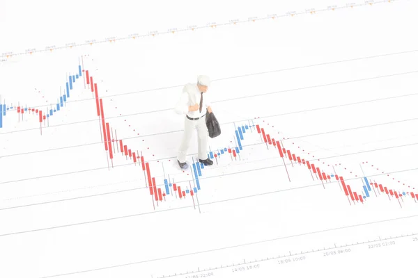 Figura del hombre de negocios en los gráficos financieros —  Fotos de Stock