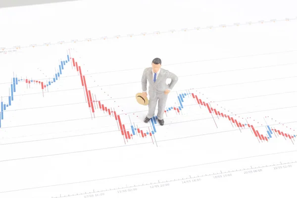 Figura del hombre de negocios en los gráficos financieros —  Fotos de Stock