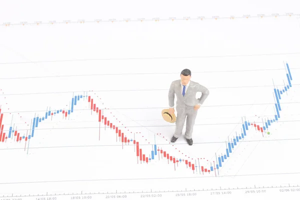 Figura del hombre de negocios en los gráficos financieros —  Fotos de Stock