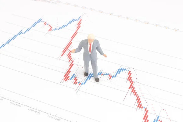 Figura del hombre de negocios en los gráficos financieros —  Fotos de Stock