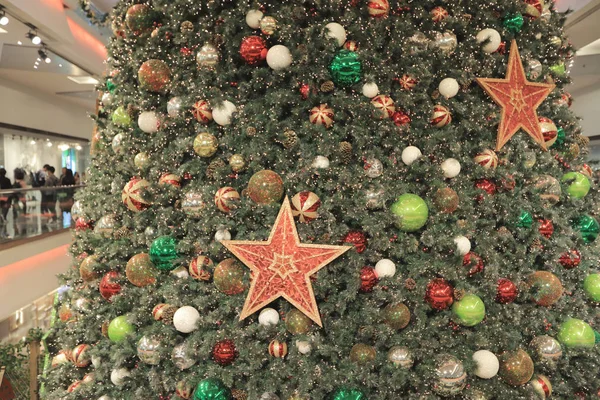 Χριστουγεννιάτικο δέντρο σε εμπορικό κέντρο 2016 — Φωτογραφία Αρχείου