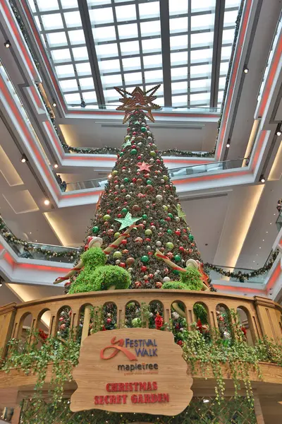 A grande árvore de Natal no shopping — Fotografia de Stock