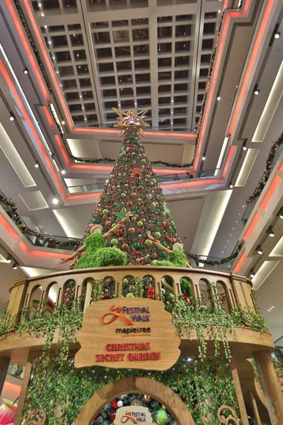 El árbol de Navidad en el centro comercial 2016 — Foto de Stock