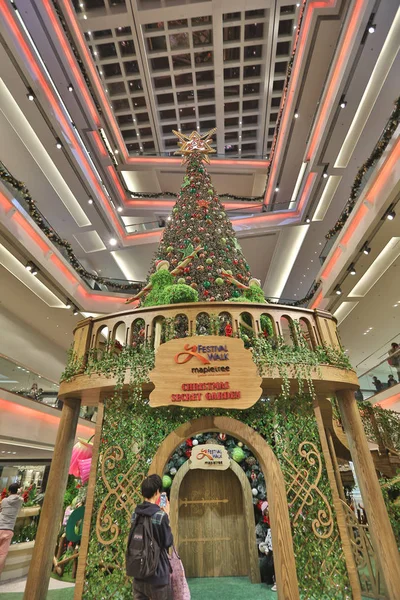 El árbol de Navidad en el centro comercial — Foto de Stock