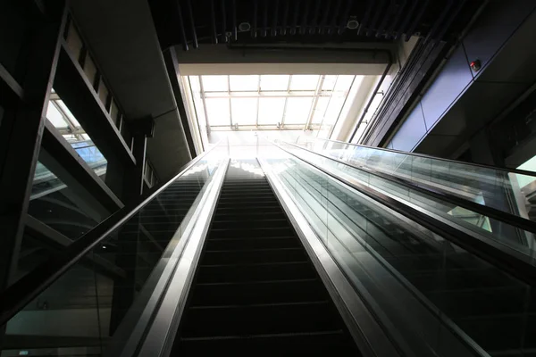 Escalera mecánica futurista en la oficina moderna —  Fotos de Stock