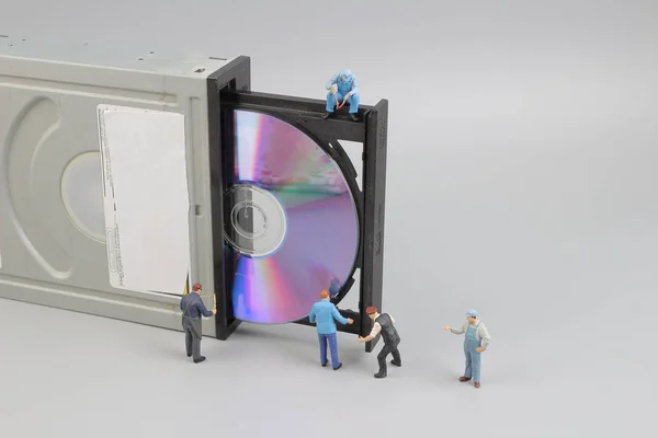 Mini ingegnere e operaio fissato per pulire CD rom — Foto Stock