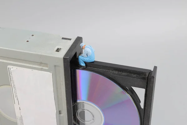 Міні-інженер і працівник зафіксований для чищення CD-рома — стокове фото
