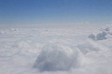 Mavi gök yüksek görünümünden uçak bulutların şekilleri