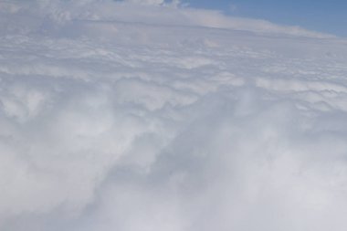 Mavi gök yüksek görünümünden uçak bulutların şekilleri