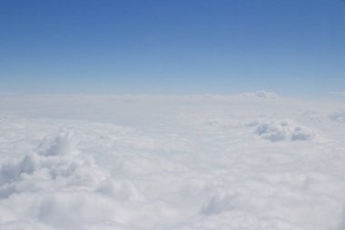 Mavi gök yüksek görünümünden uçak bulutların şekilleri