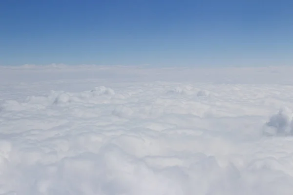 Céu azul vista alta de avião nuvens formas — Fotografia de Stock