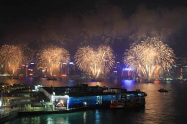 Hong Kong Victoria Limanı boyunca havai fişek göster 