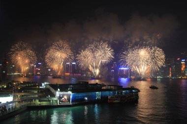 Hong Kong Victoria Limanı boyunca havai fişek göster 