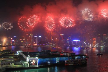 Hong Kong Victoria Limanı boyunca havai fişek göster 