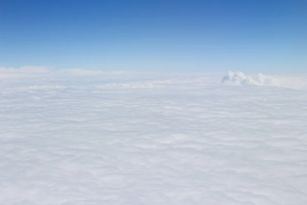 Blauwe hemel hoog uitzicht vanaf vliegtuig wolken vormen — Stockfoto