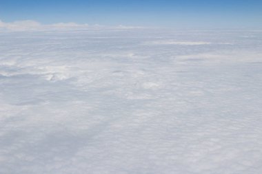 Mavi gök yüksek görünümünden uçak bulutların şekilleri