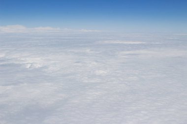 Mavi gök yüksek görünümünden uçak bulutların şekilleri