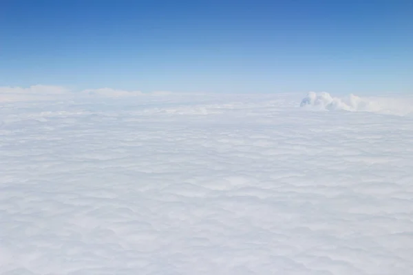 飛行機雲から青空高いビュー — ストック写真