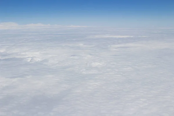 Błękitne niebo wysoki widok z Samolotem chmury kształtów — Zdjęcie stockowe