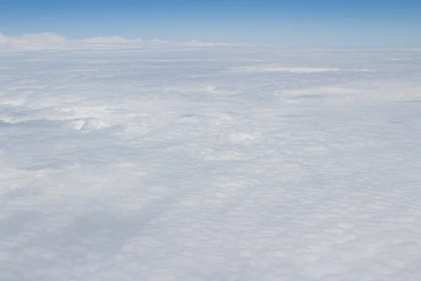 Blue sky höga Visa från flygplan moln former — Stockfoto