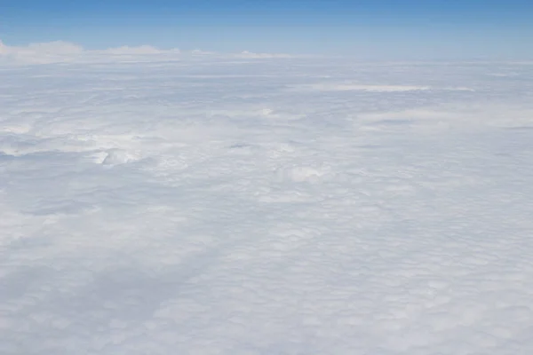 Céu azul vista alta de avião nuvens formas — Fotografia de Stock