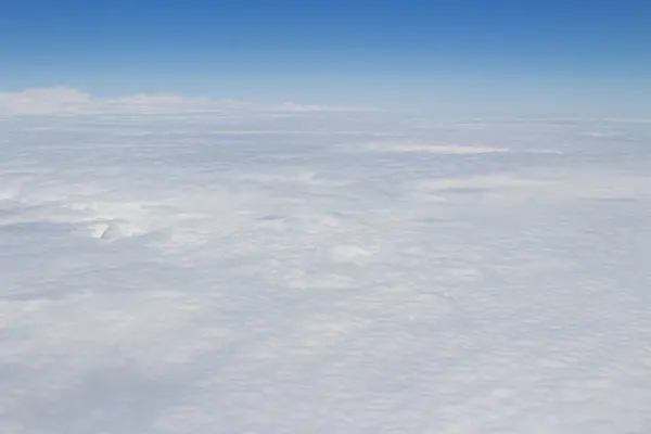 Blauwe hemel hoog uitzicht vanaf vliegtuig wolken vormen — Stockfoto