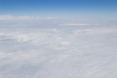 Mavi gök yüksek görünümünden uçak bulutların şekilleri