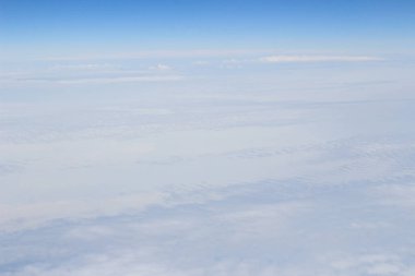 Bulutlar, uçak penceresinden bir görünüm