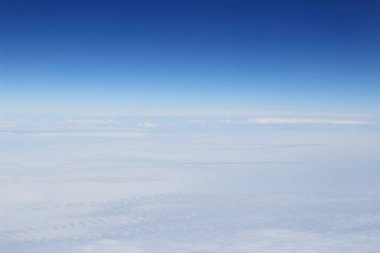 Mavi gök yüksek görünümünden uçak bulutların şekilleri