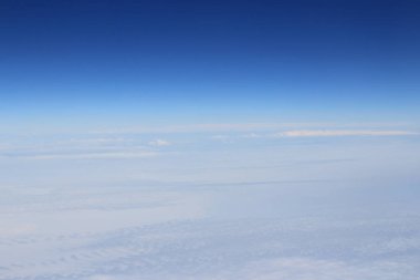 Mavi gök yüksek görünümünden uçak bulutların şekilleri