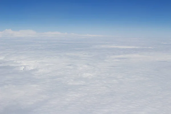 Cielo azul vista alta desde el avión nubes formas — Foto de Stock