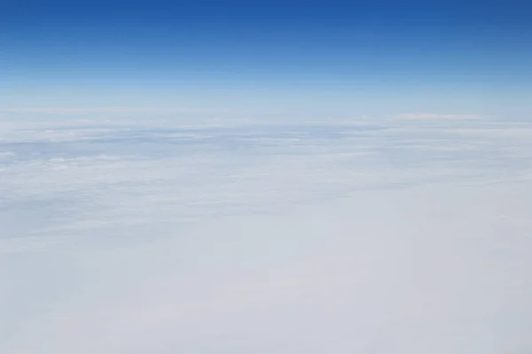飛行機雲から青空高いビュー — ストック写真