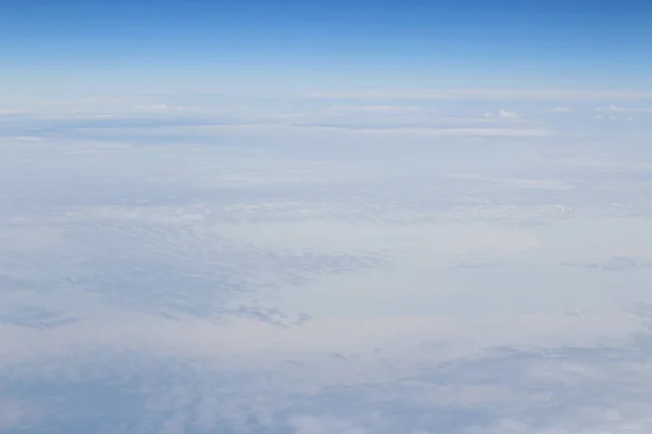 Nuvens, uma vista da janela do avião — Fotografia de Stock