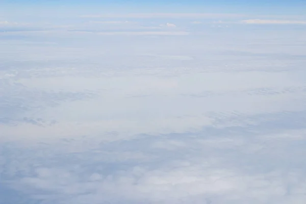 Céu azul vista alta de avião nuvens formas — Fotografia de Stock
