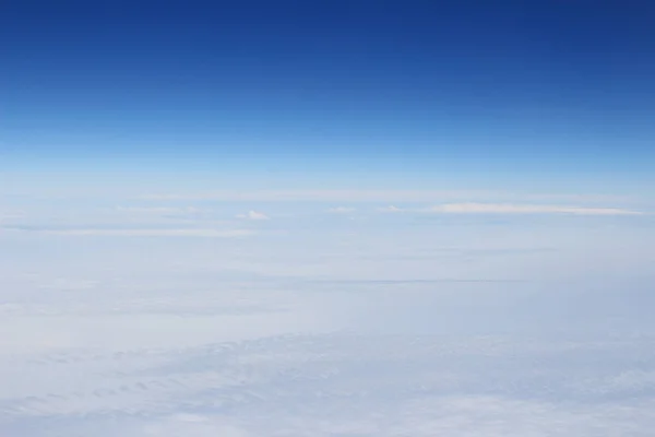 Ciel bleu vue haute des nuages de l'avion formes — Photo