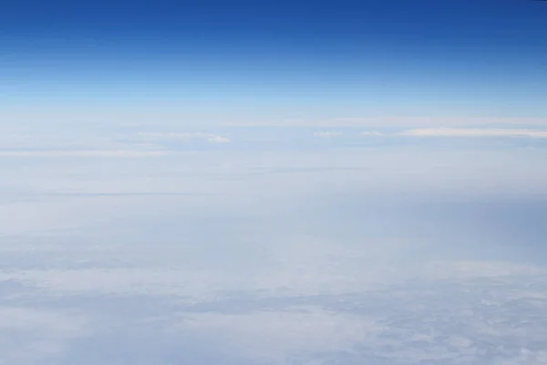 Mavi gök yüksek görünümünden uçak bulutların şekilleri — Stok fotoğraf