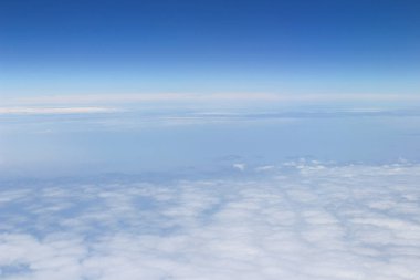 Mavi gök yüksek görünümünden uçak bulutların şekilleri