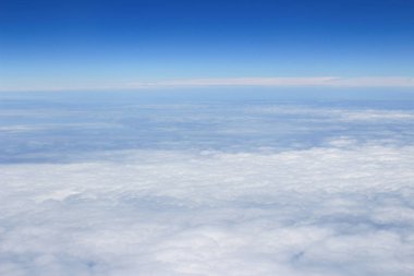 Mavi gök yüksek görünümünden uçak bulutların şekilleri