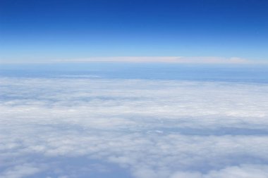 Mavi gök yüksek görünümünden uçak bulutların şekilleri