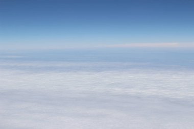 Mavi gökyüzü ve beyaz bulutların üzerine yaz.