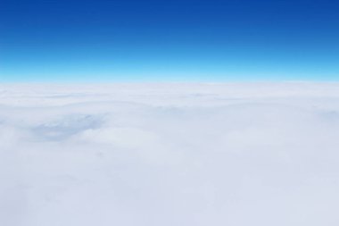 Bulutlar, uçak penceresinden bir görünüm