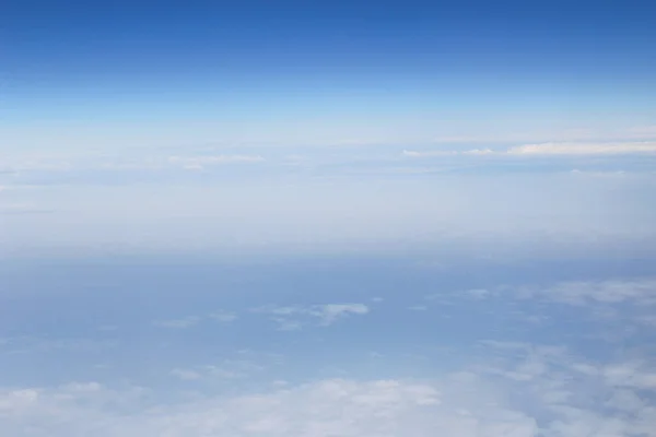 Blauwe hemel hoog uitzicht vanaf vliegtuig wolken vormen — Stockfoto