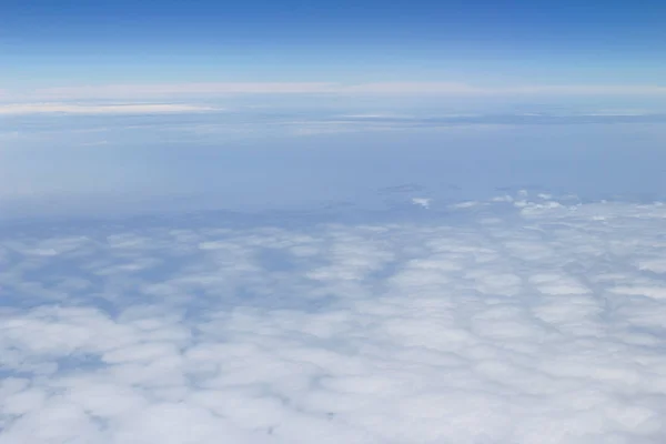 Nuvens, uma vista da janela do avião — Fotografia de Stock