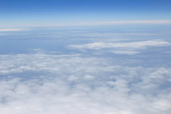 Nuages, une vue de la fenêtre de l'avion — Photo