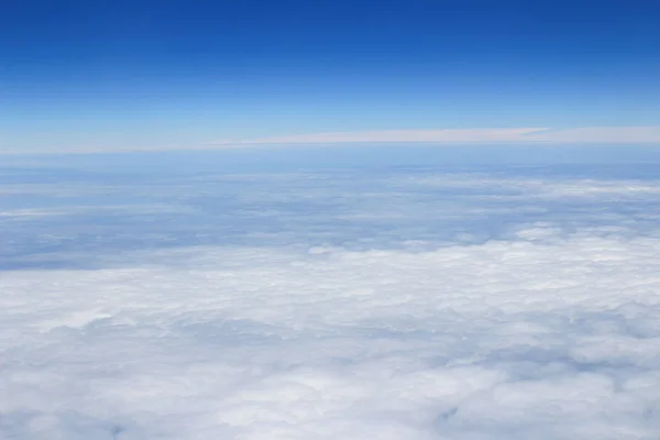 Blauer Himmel hohe Sicht aus dem Flugzeug Wolken Formen — Stockfoto