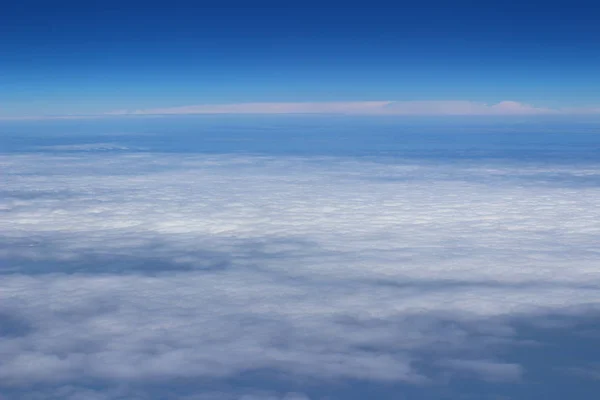 비행기에서 푸른 하늘 높은 보기 구름 모양 — 스톡 사진