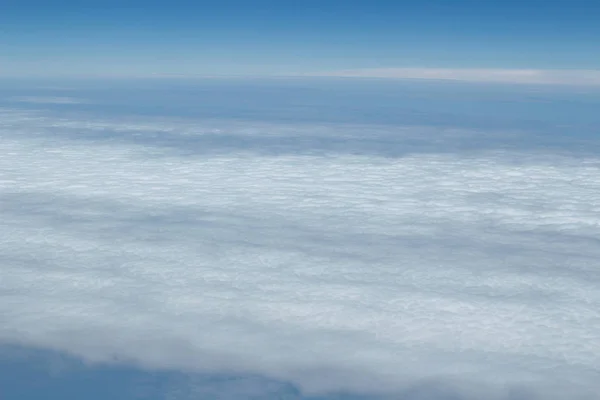 Bekijken boven de aarde op de wolken — Stockfoto