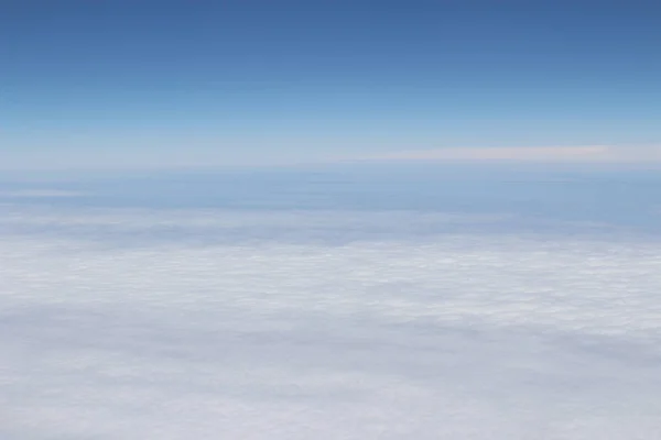 青い空と白い雲の夏. — ストック写真