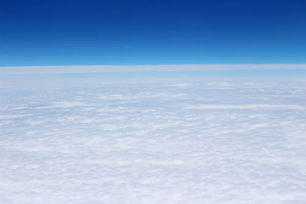Σύννεφα, μια άποψη από το παράθυρο του αεροπλάνου — Φωτογραφία Αρχείου