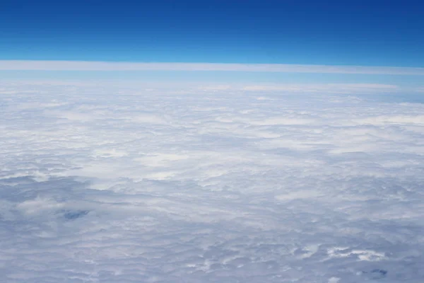 Nuvens, uma vista da janela do avião — Fotografia de Stock